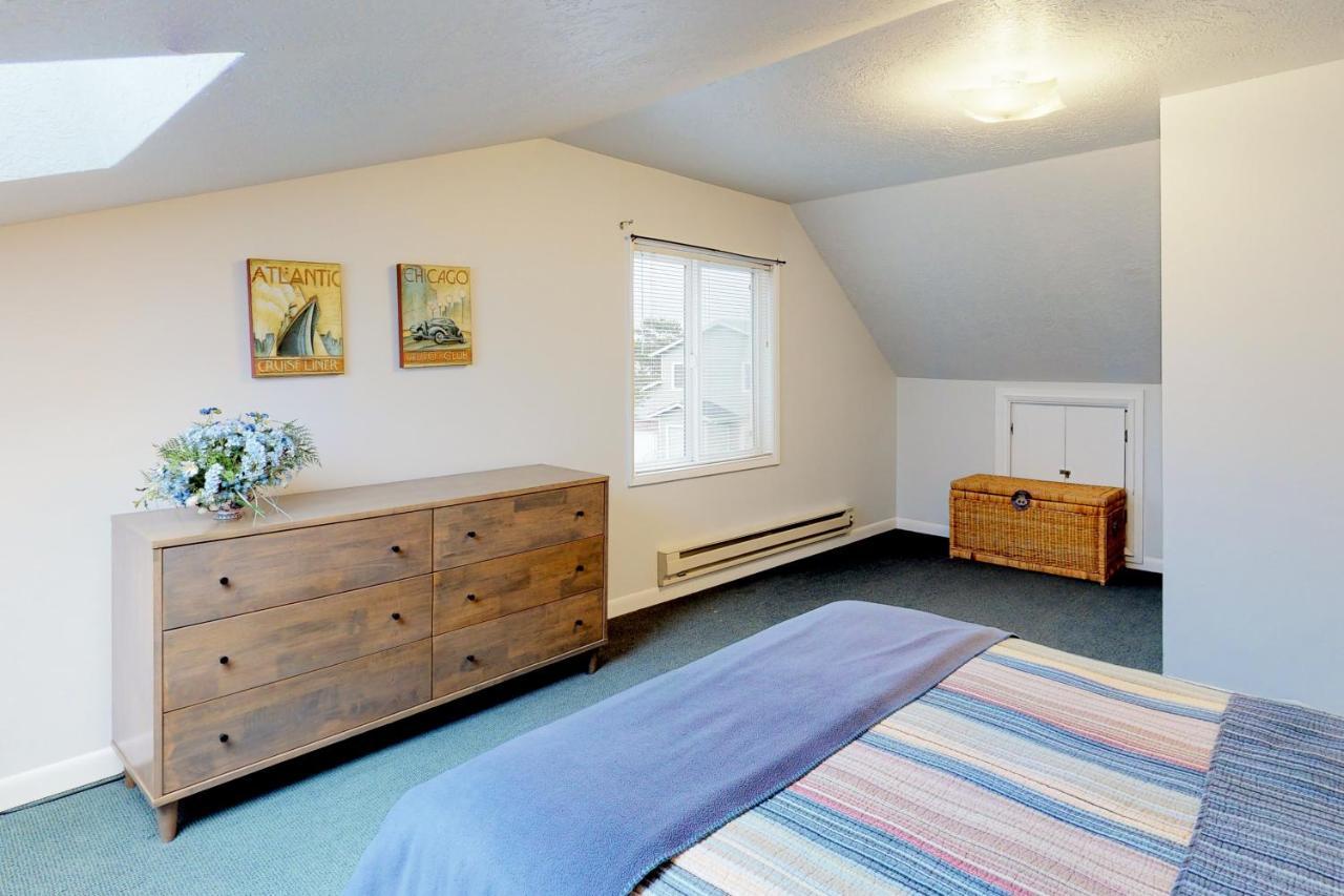 Newport'S Cypress Oceanview Home Екстериор снимка